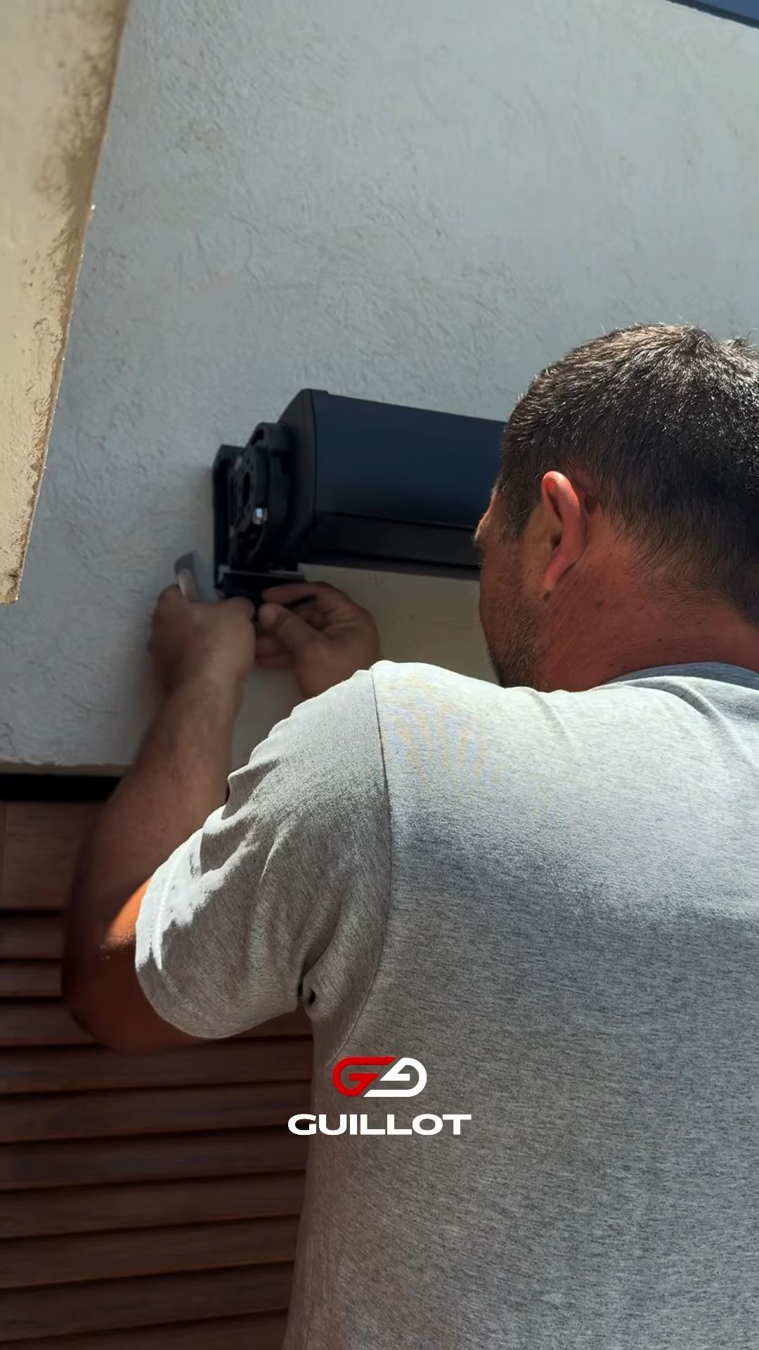 Instalador de Guillot colocando un toldo